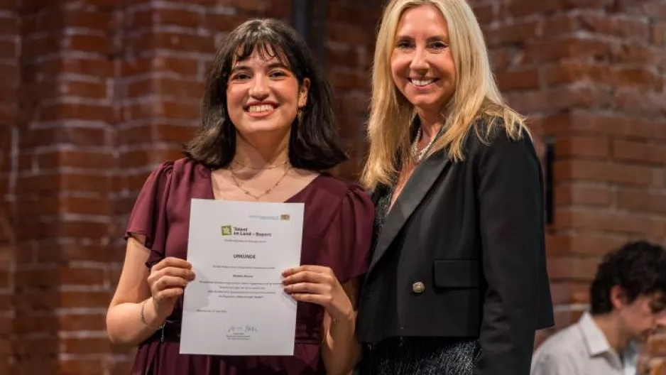 Kultusministerin Anna Stolz überreichte Scheyma Ammar ihre Urkunde. 