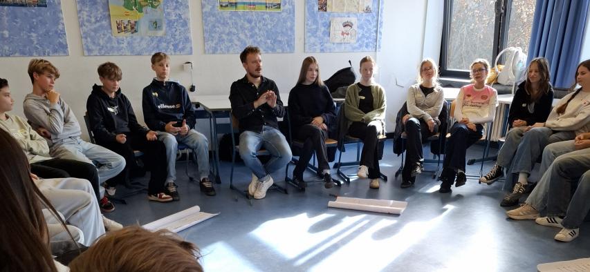 Die beiden Referenten nahmen sich viel Zeit für die 8. Klassen. 