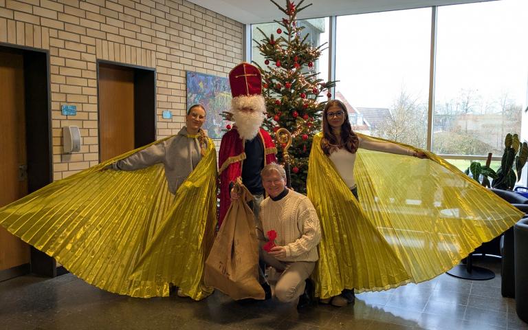 Auch Schulleiter Wolf Kraus wurde vom Nikolaus und seinen Engeln beschenkt. 