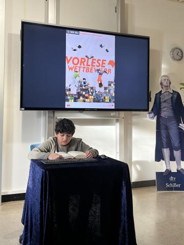 Schulsieger Nikhil Dutta beim Vorlesen
