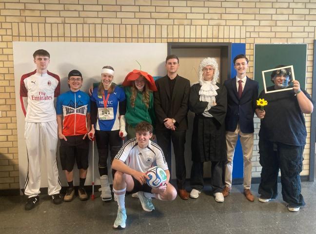 Gruppenfoto zum Motto "Leistungskurs" am Dienstag.