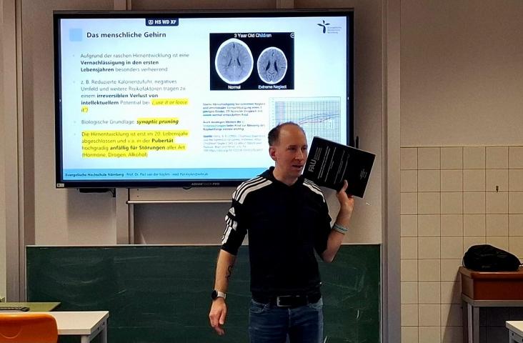 Prof. Dr. Piet van der Keylen zu Besuch am CJT-Gymnasium. 