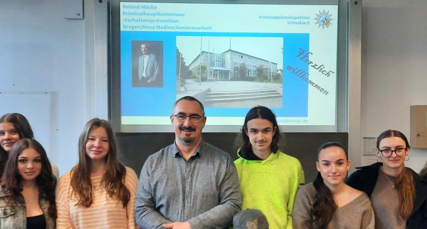 Gruppenbild mit Kriminalhauptkommissar Roland Mücke