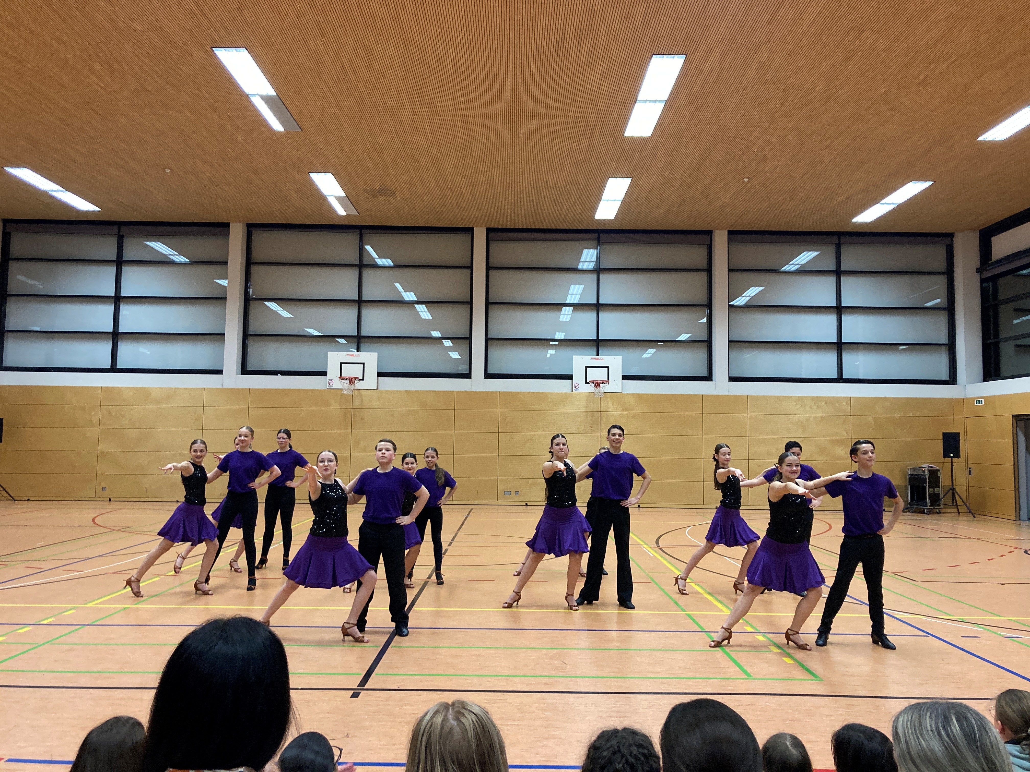 Auftritt der Lateinformation. 