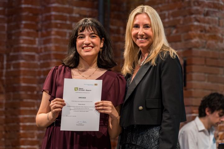 Kultusministerin Anna Stolz überreichte Scheyma Ammar ihre Urkunde. 