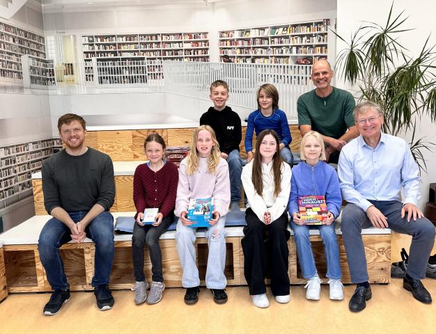 Die Preisträgerinnen und Preisträger des diesjährigen Känguru-Wettbewerbs zusammen mit Mathematiklehrer Florian Wernz und Andreas Philippi sowie Schulleiter Wolf Kraus. 
