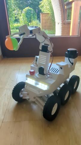 Roboter mit eingenem Arm. 