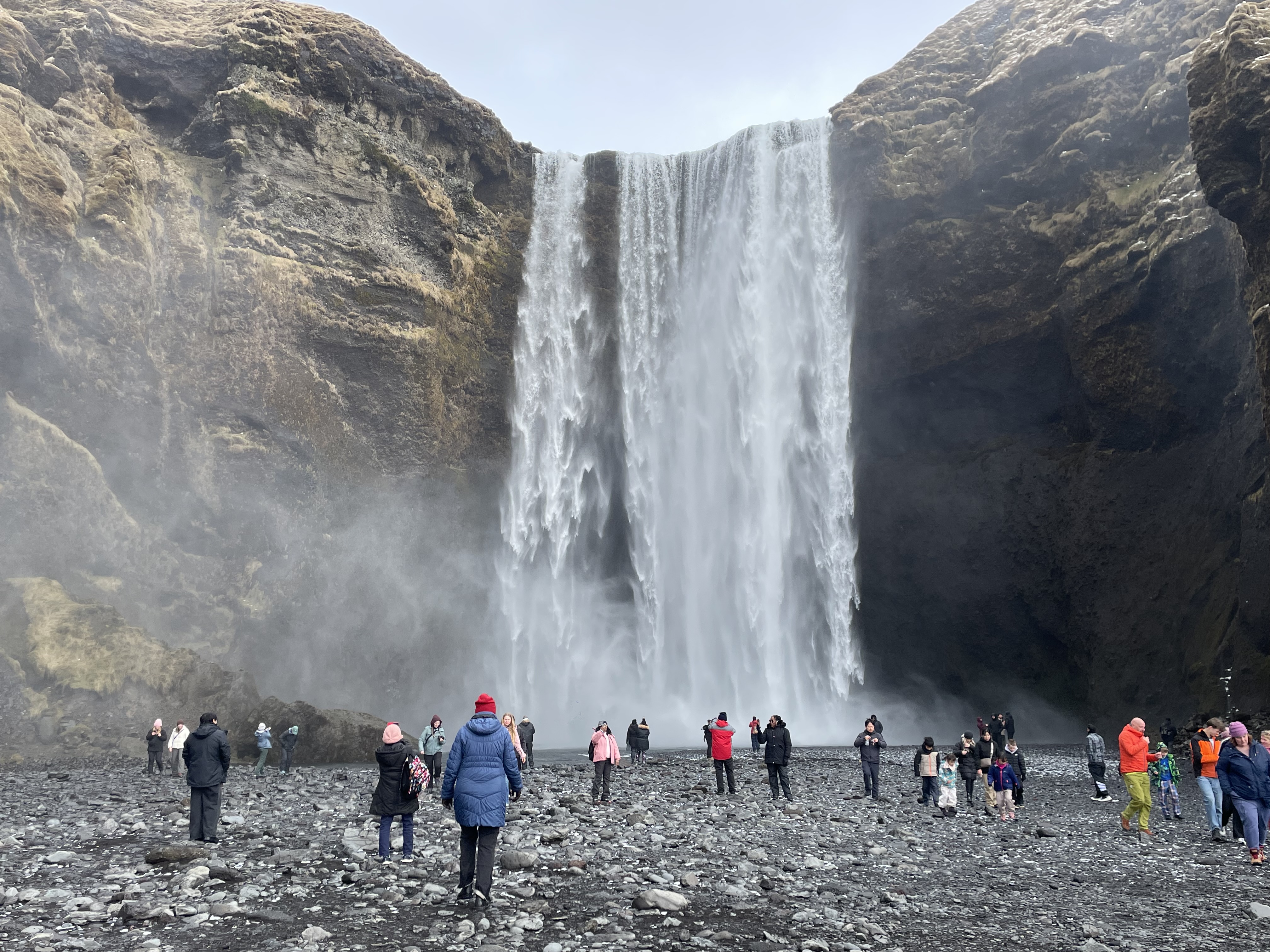 Besuch eines Wasserfalls in Island. 