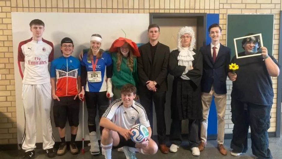 Gruppenfoto zum Motto "Leistungskurs" am Dienstag.