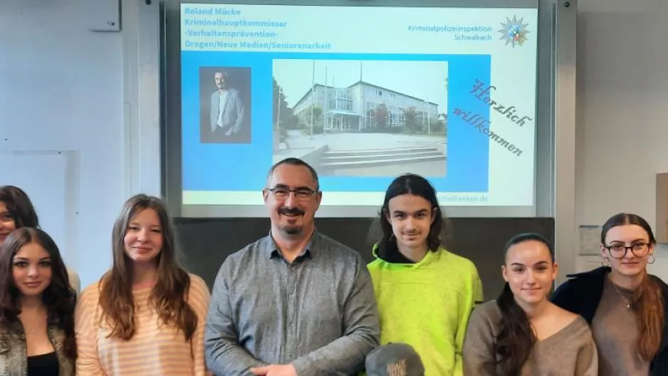 Gruppenbild mit Kriminalhauptkommissar Roland Mücke
