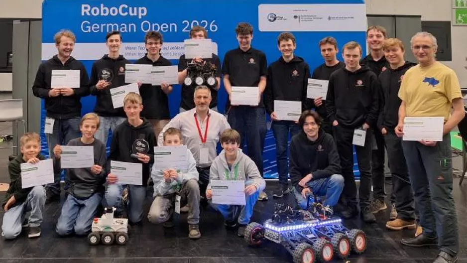 Gruppenbild aller Teilnehmer vom CJT-Gymnasium
