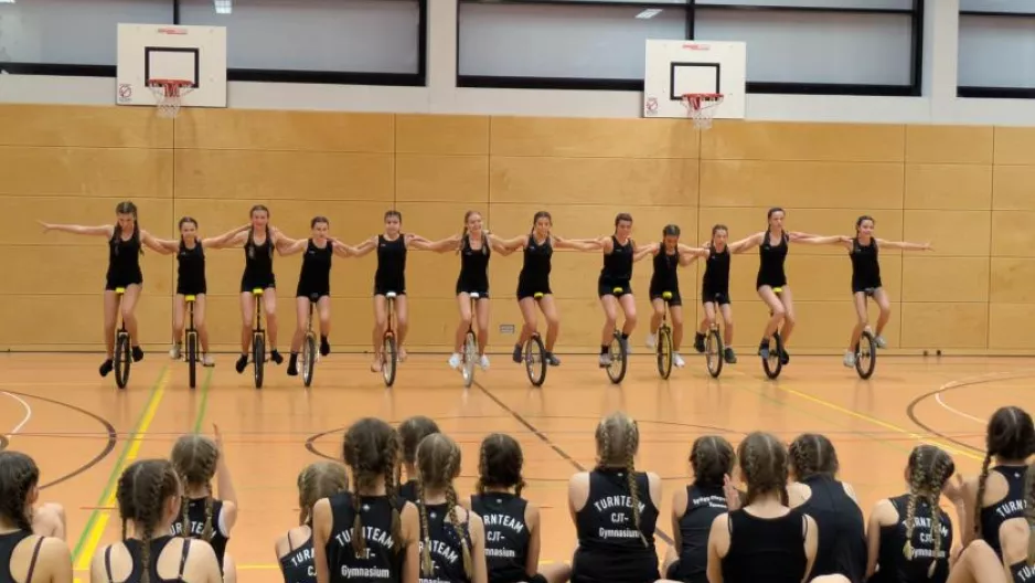 Das Turnteam beim Einradfahren.