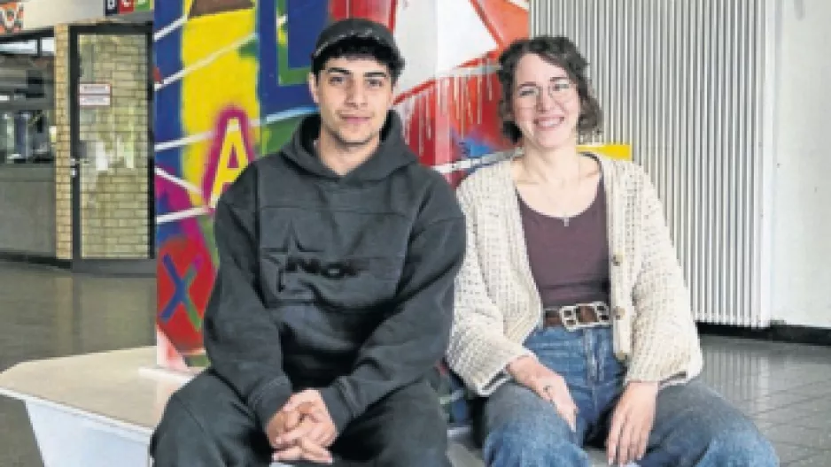 Noor Saif und Vertrauenslehrerin Katrin Singer. 