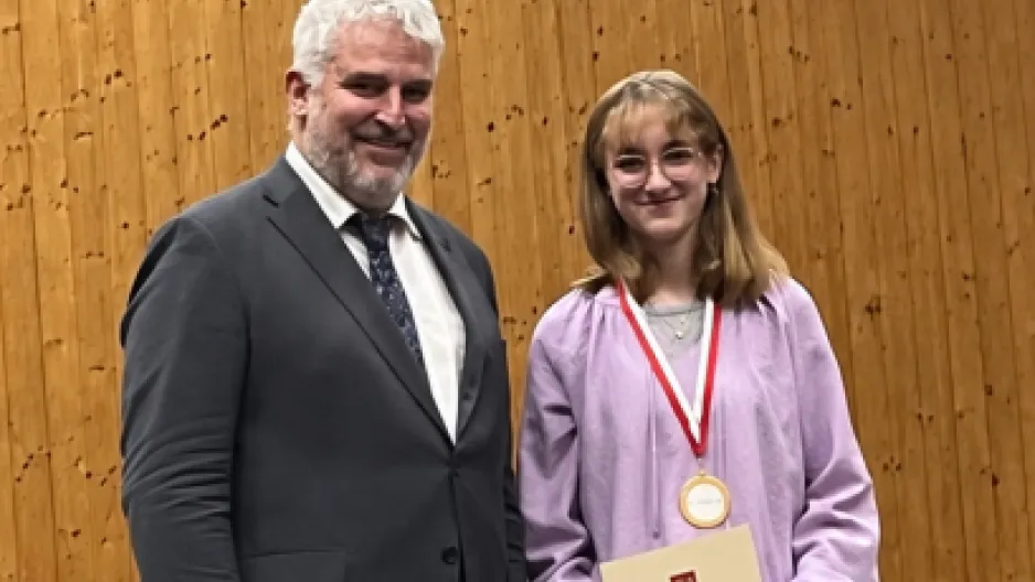 Bürgermeister Thomas Lang gratuliert Larissa Wolf zu Ihren sportlichen Erfolgen. 
